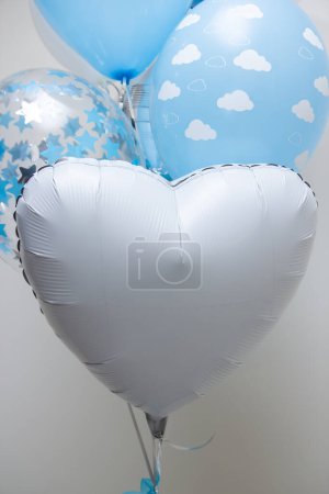 blauer Herzfolie Ballon auf weißem Hintergrund