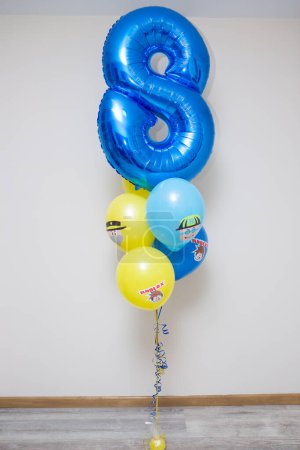 Téléchargez les photos : Ballon bleu numéro 8 et faisceau de ballon d'hélium - en image libre de droit