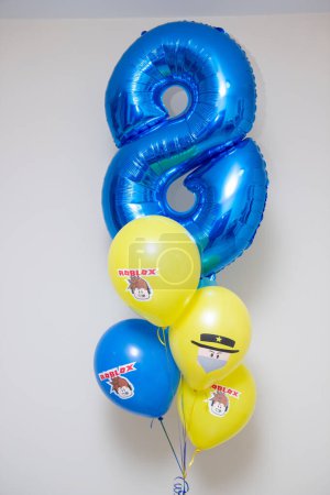 Téléchargez les photos : Ballon bleu numéro 8 et faisceau de ballon d'hélium - en image libre de droit