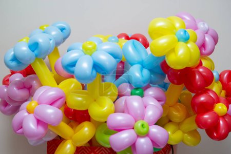 gelbe und blaue Gänseblümchen aus Luftballons