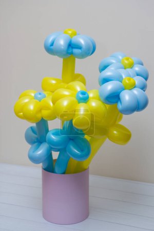 gelbe und blaue Gänseblümchen aus Luftballons