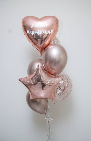 Set aus rosa Heliumballons auf weißem Hintergrund, Aufschrift: "Happy Birthday"