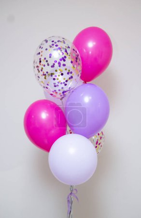 Foto de Ramo de globos púrpura para mujer - Imagen libre de derechos