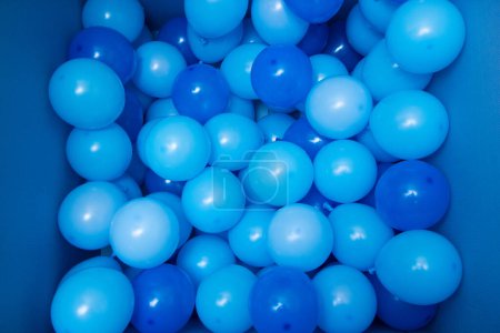 Foto de Globos azules en una caja, fondo de globos azules - Imagen libre de derechos