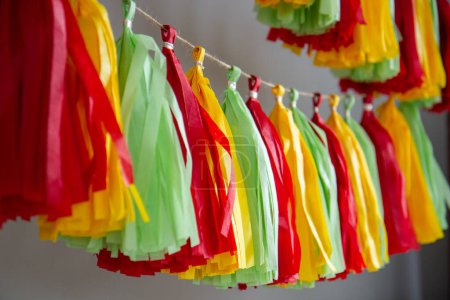 guirlande de pompon en papier brillant pour décor de vacances