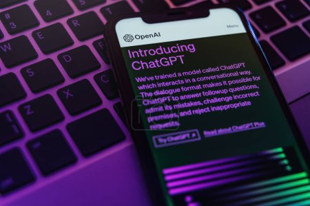Téléchargez les photos : Antalya, Turquie - 8 mai 2023 : ChatGPT chatbot service, visible sur l'interface numérique d'un écran de smartphone. ChatGPT est une technologie innovante d'intelligence artificielle développée par Open AI. - en image libre de droit