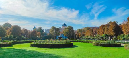 Foto de Viena, Austria - 12 de octubre de 2023: Garten Fountain Volksgartenbrunnen el soleado día de otoño. - Imagen libre de derechos