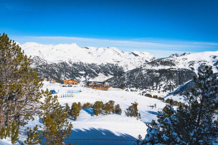 Foto de Personas, familias, esquiadores y snowboarders se relajan y se divierten en invierno en los remontes Soldeu cross centre, Grandvalira, Andorra, Pirineos - Imagen libre de derechos