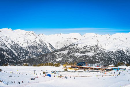 Foto de Personas, familias, esquiadores y snowboarders se relajan y se divierten en invierno en los remontes Soldeu cross centre, Grandvalira, Andorra, Pirineos - Imagen libre de derechos