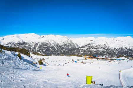 Foto de Vacaciones de esquí en familia, vista de los remontes Soldeu centro de esquí situado en un hermoso paisaje cordillerano de invierno, Grandvalira, Andorra, Pirineos Montañas - Imagen libre de derechos