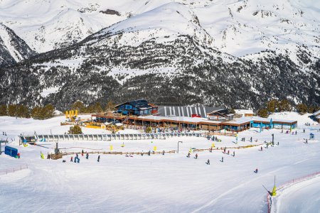 Foto de Deportes de invierno y vacaciones de esquí en familia, vista de los remontes Soldeu en el centro con montañas nevadas en el fondo, Grandvalira, Andorra, Pirineos - Imagen libre de derechos