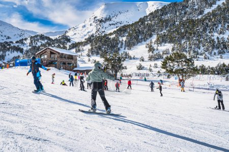 Foto de Instructor or trainer teaching how to snowboard in El Tarter green area. Winter ski holidays in Andorra, Grandvalira, Pyrenees Mountains - Imagen libre de derechos