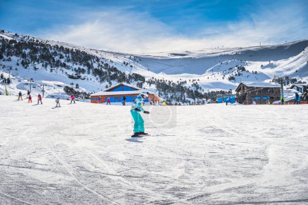 Foto de Woman, beginner snowboarder learning how to ride on a snowboard. Winter ski holidays in El Tarter, Grandvalira, Andorra, Pyrenees Mountains - Imagen libre de derechos