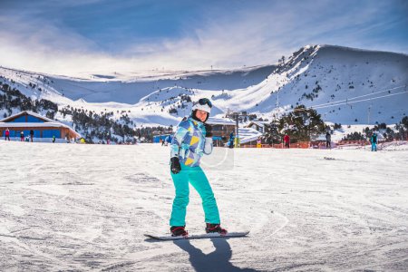 Foto de Woman, having fun and learning how to ride on a snowboard. Winter ski holidays in El Tarter, Grandvalira, Andorra, Pyrenees Mountains - Imagen libre de derechos