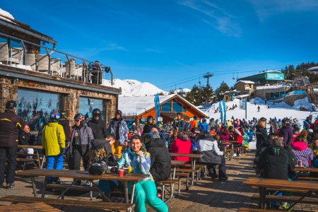 Foto de El Tarter, Andorra, Jan 2020 Bars and Restaurants on the ski slope, people relaxing and enjoying winter ski holidays - Imagen libre de derechos