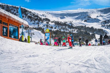 Foto de El Tarter, Andorra, Jan 2020 Ski instructors with a group of young kids at assembly point. Winter holidays in Pyrenees Mountains - Imagen libre de derechos