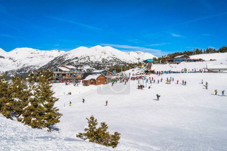 Foto de El Tarter main meeting point with bars, restaurants and ski lifts. People relaxing and enjoying winter ski holidays in Andorra, Pyrenees Mountains - Imagen libre de derechos