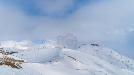 Foto de Long ski pistes or trails and ski lifts winding through snow capped mountains. Ski winter holidays, Andorra, El Tarter, Pyrenees Mountain, Grandvalira - Imagen libre de derechos