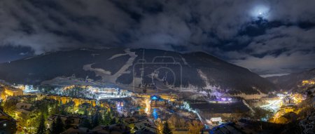 Foto de Panorama with El Tarter town. Hotels, resorts and residential buildings illuminated by street lights at night. Ski winter holidays, Andorra, Pyrenees - Imagen libre de derechos