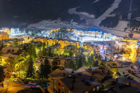 Foto de Long exposure, night photography of beautiful El Tarter town illuminated by street lights. Ski winter holidays in Andorra, Pyrenees - Imagen libre de derechos