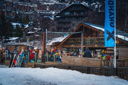 Foto de El Tarter, Andorra, Jan 2020 People relaxing and celebrating in a bar or restaurant after intense day on ski slopes. Ski winter holidays, Pyrenees - Imagen libre de derechos