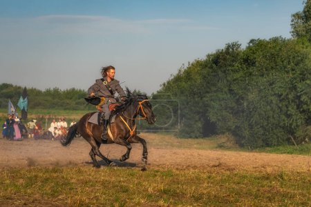 Foto de Gniew, Polonia, Ago 2020 Primer plano del guerrero, un soldado, montando un caballo en el campo de batalla, recreación histórica de la Batalla de Gniew del siglo XVI - Imagen libre de derechos