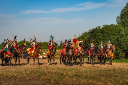 Foto de Gniew, Polonia, Ago 2020 Castellan al mando, alentando y dirigiendo a sus húsares, caballería pesada polaca, recreación histórica de la Batalla de Gniew - Imagen libre de derechos