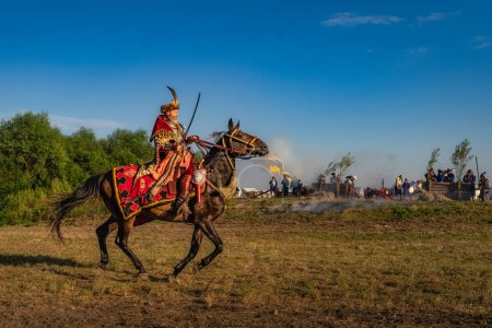 Foto de Gniew, Polonia, Ago 2020 Primer plano en castellano, Hussar, montar a caballo en el campo de batalla, recreación histórica de la Batalla de Gniew del siglo XVI - Imagen libre de derechos
