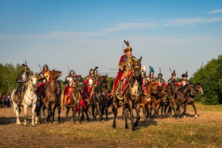 Foto de Gniew, Polonia, Ago 2020 Castellan a caballo liderando a sus húsares, caballería pesada polaca, recreación histórica de la Batalla de Gniew, guerra sueca polaca - Imagen libre de derechos