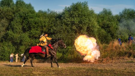 Foto de Gniew, Polonia, Ago 2020 Guerra sueca polaca, batalla de Gniew del siglo XVI, explosión de bala de cañón junto al jinete, recreación histórica - Imagen libre de derechos