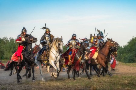 Foto de Gniew, Polonia, Ago 2020 Húsares polacos, caballería pesada, galopando a través del campo de batalla, recreación histórica de la Batalla de Gniew, guerra sueca polaca - Imagen libre de derechos
