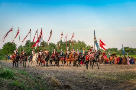 Foto de Gniew, Polonia, Ago 2020 Castellan lidera a sus húsares, caballería pesada polaca, para una batalla, recreación histórica, batalla de Gniew, guerra sueca polaca - Imagen libre de derechos