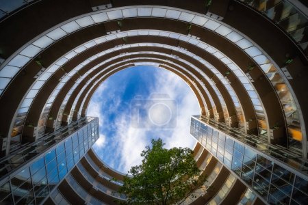 Foto de Dublín, Irlanda, 10 oct 2020 Vista desde el interior del edificio The Gasworks, que representa escaleras circulares y ascensores. Diseño arquitectónico único - Imagen libre de derechos