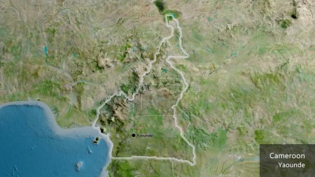 Téléchargez les photos : Gros plan de la frontière camerounaise sur une carte satellite. Point capital. Briller autour de la forme du pays. Nom anglais du pays et de sa capitale - en image libre de droit