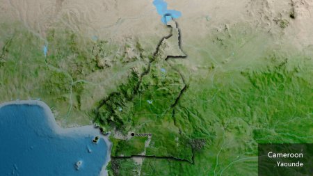 Téléchargez les photos : Gros plan de la frontière camerounaise sur une carte satellite. Point capital. Bords biseautés de la forme du pays. Nom anglais du pays et de sa capitale - en image libre de droit
