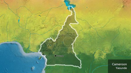 Téléchargez les photos : Gros plan de la frontière camerounaise en surbrillance avec une couverture sombre sur une carte topographique. Point capital. Briller autour de la forme du pays. Nom anglais du pays et de sa capitale - en image libre de droit