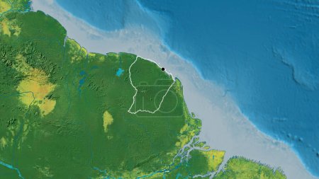 Foto de Primer plano de la zona fronteriza de Guayana Francesa en un mapa topográfico. Punto capital. Esquema alrededor de la forma del país. - Imagen libre de derechos