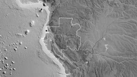 Téléchargez les photos : Gros plan de la frontière gabonaise sur une carte en niveaux de gris. Point capital. contour autour de la forme du pays. - en image libre de droit