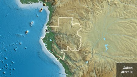 Téléchargez les photos : Gros plan de la frontière gabonaise sur une carte en relief. Point capital. Briller autour de la forme du pays. Nom anglais du pays et de sa capitale - en image libre de droit
