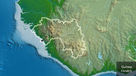 Primer plano de la zona fronteriza de Guinea en un mapa físico. Punto capital. Brillan alrededor de la forma del país. Nombre inglés del país y su capital