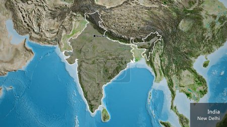 Primer plano de la zona fronteriza de la India destacando con una oscura superposición en un mapa satelital. Punto capital. Esquema alrededor de la forma del país. Nombre inglés del país y su capital