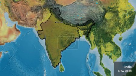 Foto de Primer plano de la zona fronteriza de la India destacando con una oscura superposición en un mapa topográfico. Punto capital. Bordes biselados de la forma del país. Nombre inglés del país y su capital - Imagen libre de derechos