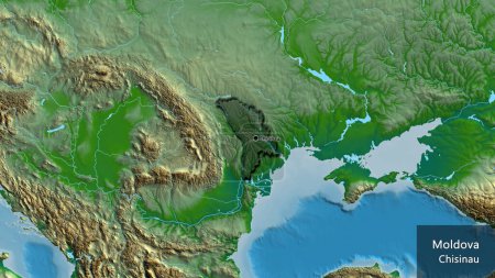 Téléchargez les photos : Gros plan de la zone frontalière moldave mettant en évidence une superposition sombre sur une carte physique. Point capital. Bords biseautés de la forme du pays. Nom anglais du pays et de sa capitale - en image libre de droit