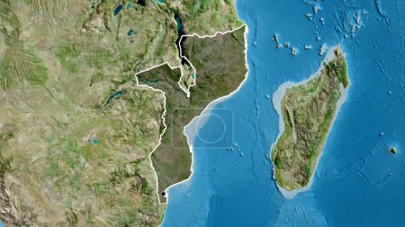 Foto de Primer plano de la zona fronteriza de Mozambique destacando con una oscura superposición en un mapa satelital. Punto capital. Esquema alrededor de la forma del país. - Imagen libre de derechos