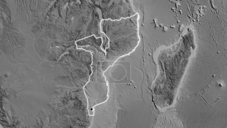 Foto de Primer plano de la zona fronteriza de Mozambique en un mapa a escala de grises. Punto capital. Brillan alrededor de la forma del país. - Imagen libre de derechos