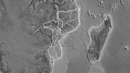 Foto de Primer plano de la zona fronteriza de Mozambique y sus fronteras regionales en un mapa a escala de grises. Punto capital. Esquema alrededor de la forma del país. - Imagen libre de derechos