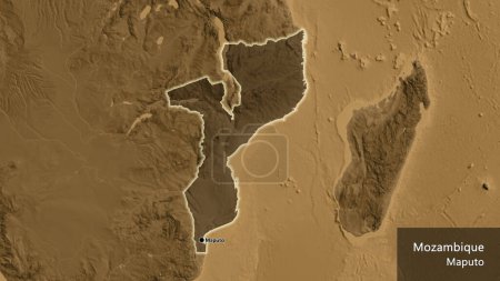 Foto de Primer plano de la zona fronteriza de Mozambique destacando con una capa oscura en un mapa de elevación de sepia. Punto capital. Brillan alrededor de la forma del país. Nombre inglés del país y su capital - Imagen libre de derechos
