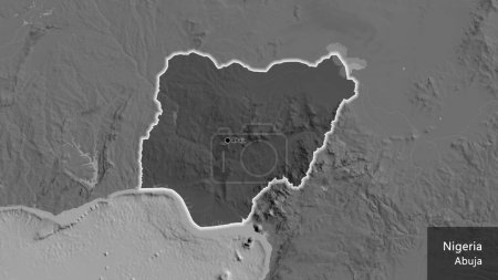 Foto de Primer plano de la zona fronteriza de Níger que destaca con una oscura superposición en un mapa bilevel. Punto capital. Brillan alrededor de la forma del país. Nombre inglés del país y su capital - Imagen libre de derechos