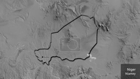 Foto de Primer plano de la zona fronteriza de Níger en un mapa a escala de grises. Punto capital. Bordes biselados de la forma del país. Nombre inglés del país y su capital - Imagen libre de derechos