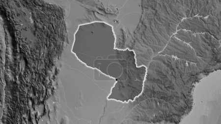 Foto de Primer plano de la zona fronteriza de Paraguay destacando con una oscura superposición en un mapa a escala de grises. Punto capital. Brillan alrededor de la forma del país. - Imagen libre de derechos